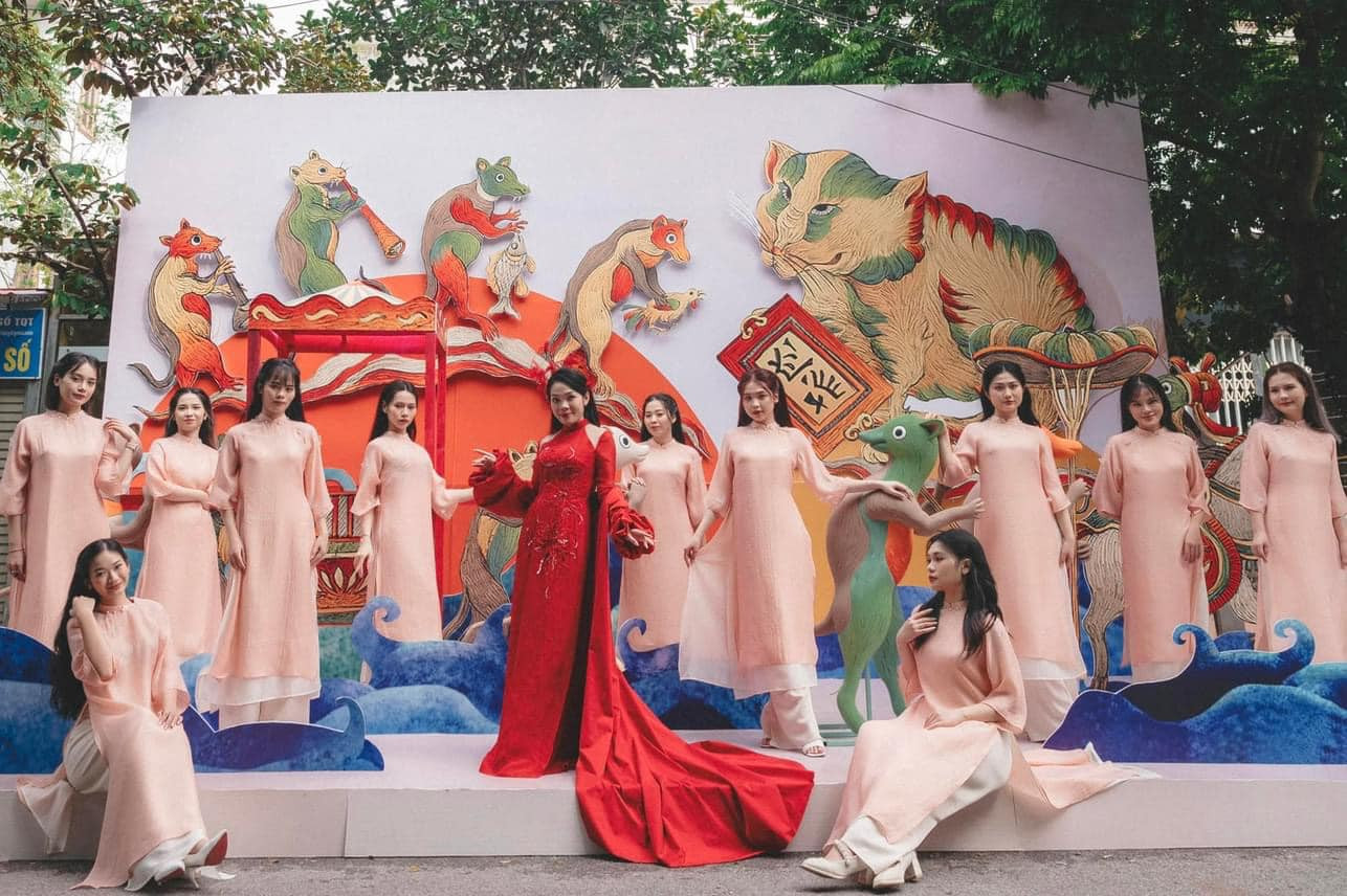 Hình ảnh nón quai thao và bức tranh đám cưới chuột tại đám hỏi của Bảo Ngọc.