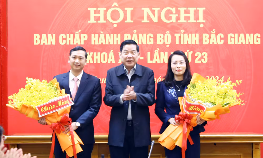 Bí thư Tỉnh ủy Bắc Giang Nguyễn Văn Gấu chúc mừng 2 tân Phó Bí thư Tỉnh ủy. Bí thư Tỉnh ủy Bắc Giang Nguyễn Văn Gấu chúc mừng 2 tân Phó Bí thư Tỉnh ủy.