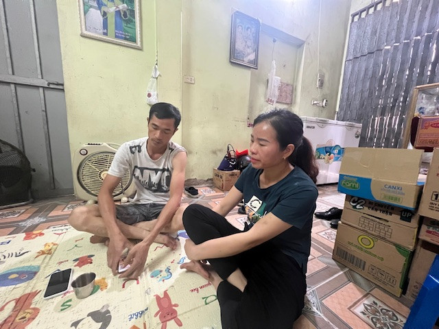 Ông Nguyễn Sỹ Đoán và vợ buồn bã đề nghị làm rõ trách nhiệm của những giáo viên mà ông cho là có liên quan đến hành vi tự vẫn của con gái. Ảnh Ngọc Quỳnh