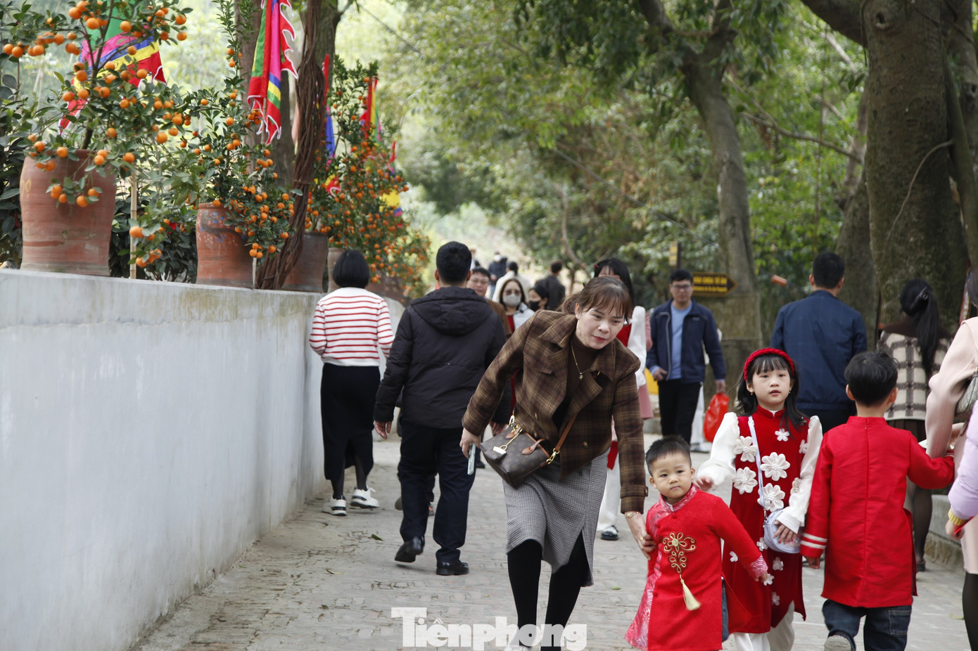 Dòng người tấp nập đến chùa Bổ Đà ngày đầu năm. Ảnh: Nguyễn Thắng.
