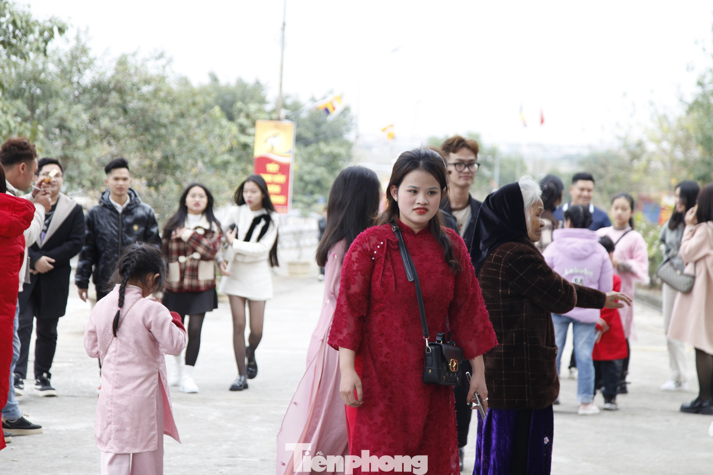 Càng về chiều, dòng người đến chùa Bổ Đà càng đông. Ảnh: Nguyễn Thắng.