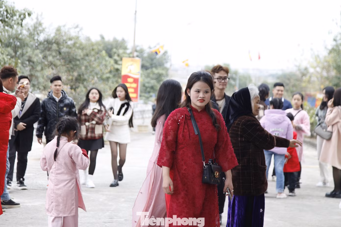 Càng về chiều, dòng người đến chùa Bổ Đà càng đông. Ảnh: Nguyễn Thắng.