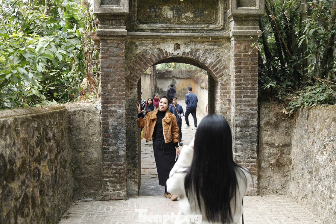 Du khách thập phương chụp ảnh kỷ niệm ngày đầu năm ở chùa Bổ Đà. Ảnh: Nguyễn Thắng.