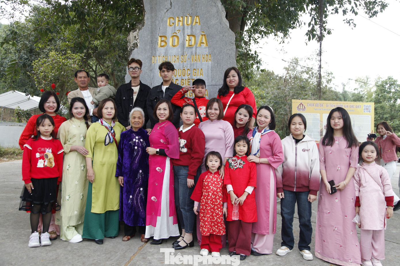 Đại gia đình cụ Nguyễn Thị Tình đến chùa Bổ Đà ngày Mùng 1 Tết. Ảnh: Nguyễn Thắng.