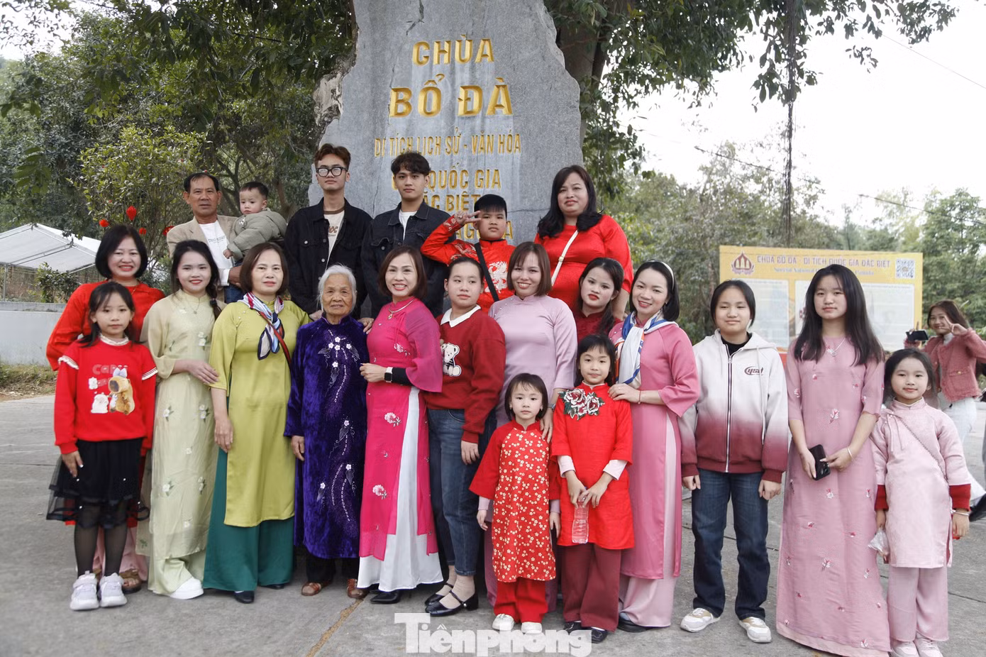 Đại gia đình cụ Nguyễn Thị Tình đến chùa Bổ Đà ngày Mùng 1 Tết. Ảnh: Nguyễn Thắng.