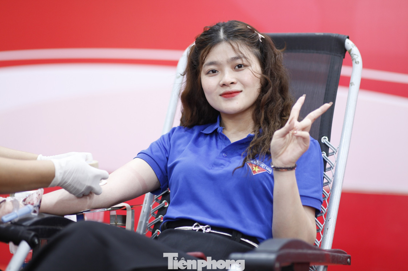 Một đoàn viên tham gia hiến máu. Ảnh: Nguyễn Thắng