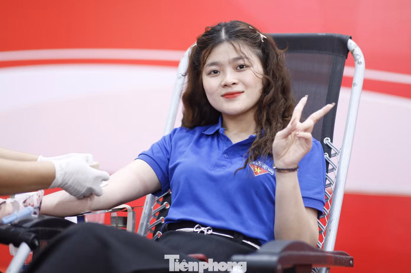 Một đoàn viên tham gia hiến máu. Ảnh: Nguyễn Thắng