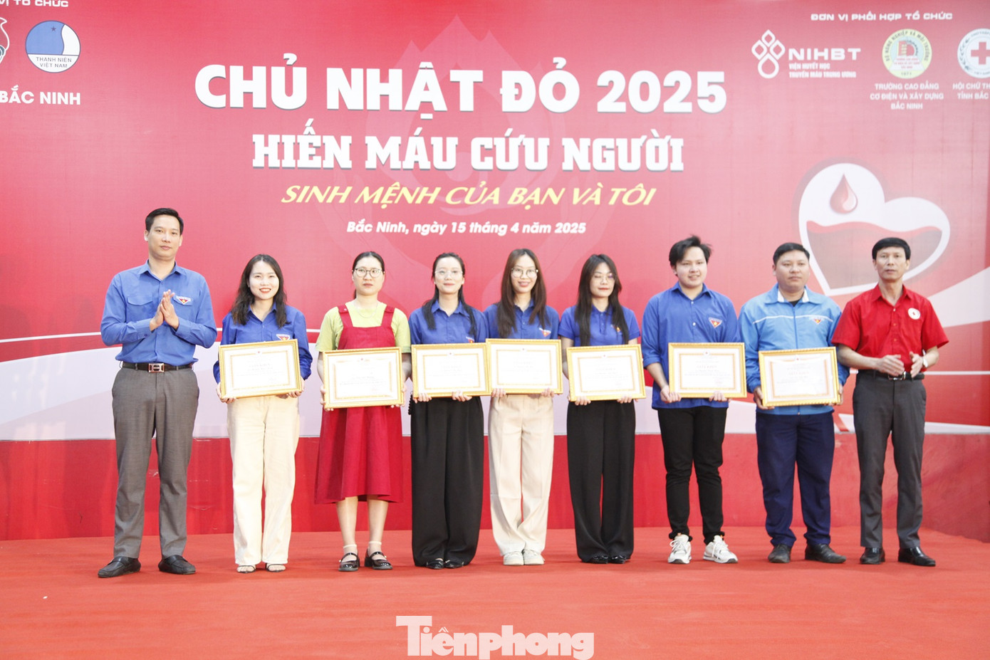 Lãnh đạo Tỉnh Đoàn Bắc Ninh khen thưởng đoàn viên hiến máu tiêu biểu. Ảnh: Nguyễn Thắng