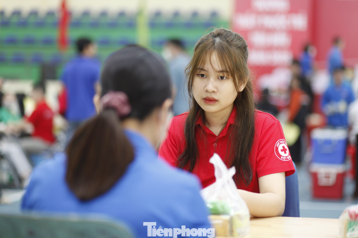 Tình nguyện viên hỗ trợ hiến máu.