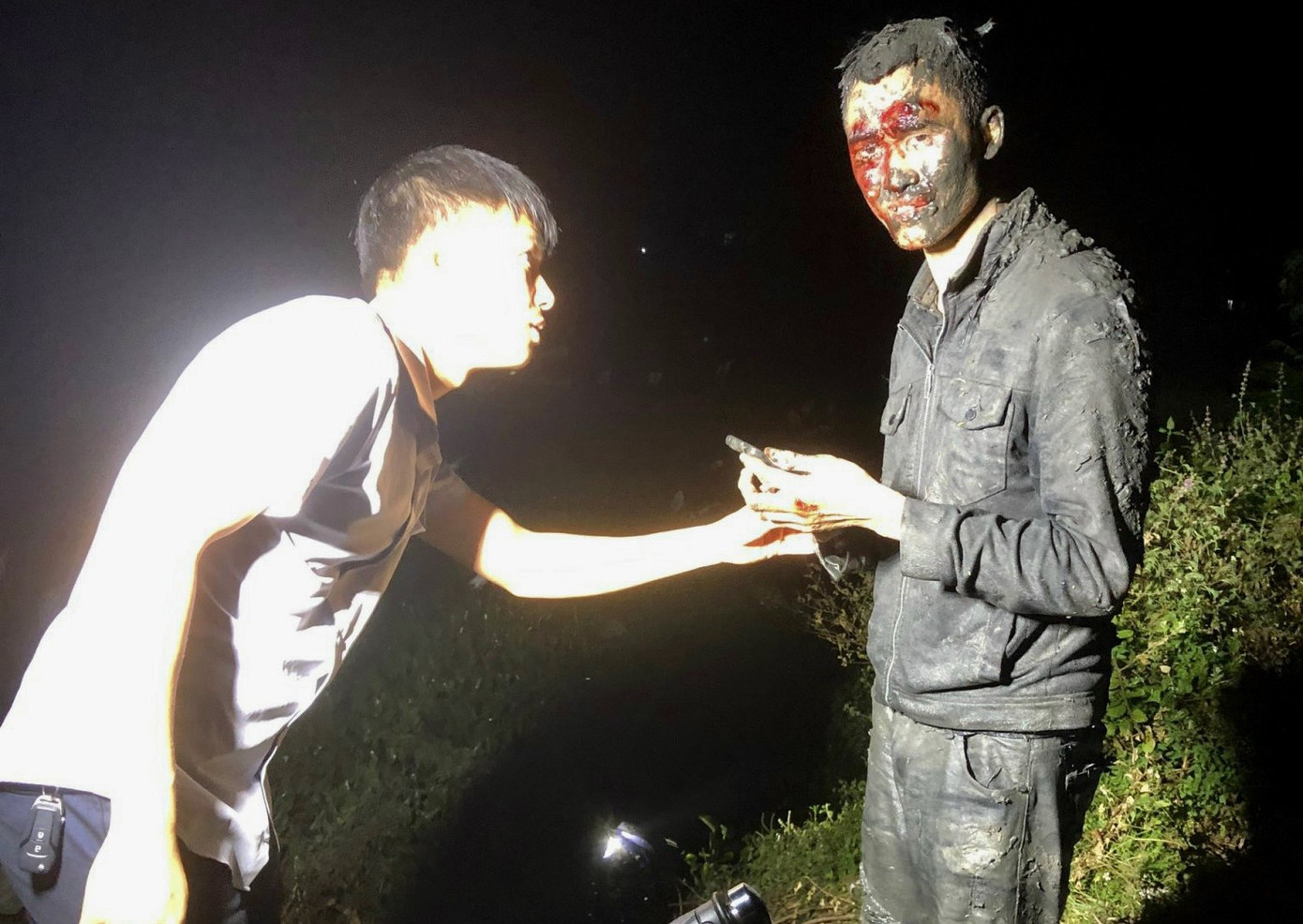 Cán bộ, chiến sỹ Công an tỉnh Bắc Giang kịp thời đưa thanh niên bị ngã lên khỏi đầm nước. Cán bộ, chiến sỹ Công an tỉnh Bắc Giang kịp thời đưa thanh niên bị ngã lên khỏi đầm nước.