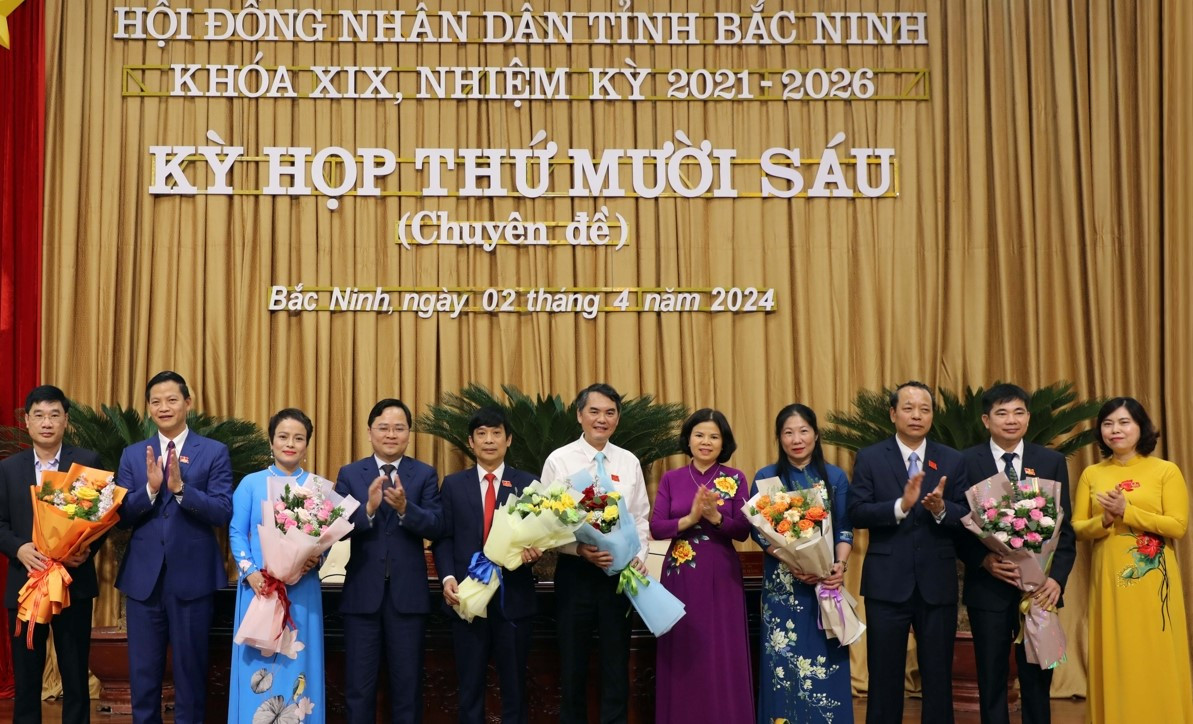 Lãnh đạo tỉnh Bắc Ninh tặng hoa chúc mừng các chức danh mới bầu bổ sung.