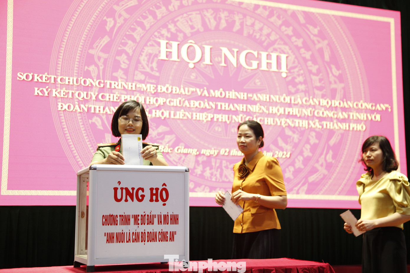 Cán bộ, chiến sĩ Công an tỉnh Bắc Giang ủng hộ quỹ đỡ đầu học sinh có hoàn cảnh khó khăn. Ảnh: Nguyễn Thắng