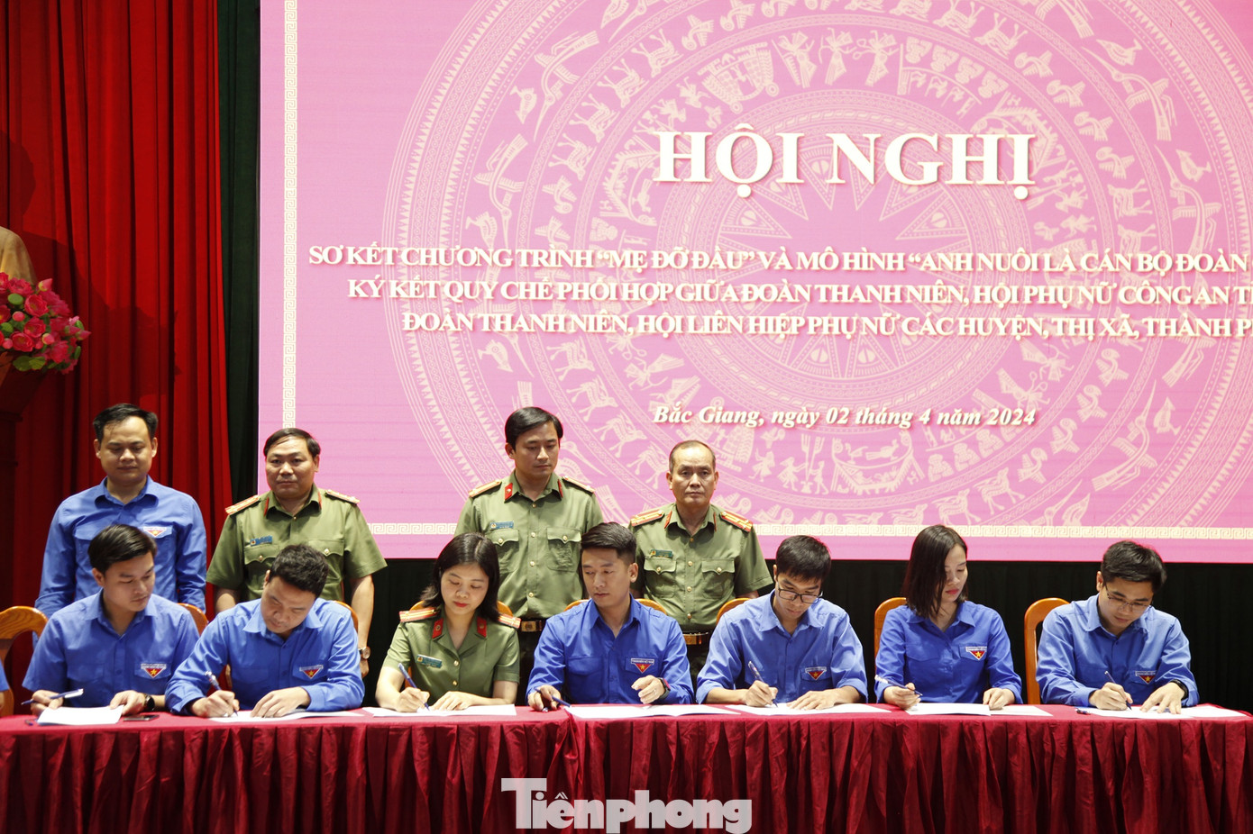 Công an tỉnh Bắc Giang và Tỉnh Đoàn Bắc Giang ký kết phối hợp chương trình nhận đỡ đầu học sinh khó khăn. Ảnh: Nguyễn Thắng