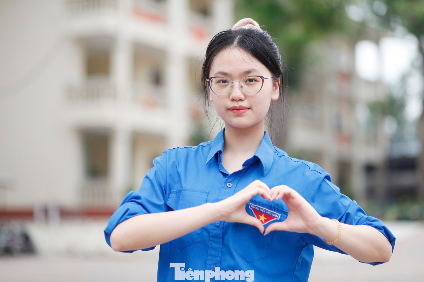Nữ sinh trường THPT Hàn Thuyên (Bắc Ninh) thể hiện tình yêu với áo Đoàn. Ảnh: Nguyễn Thắng