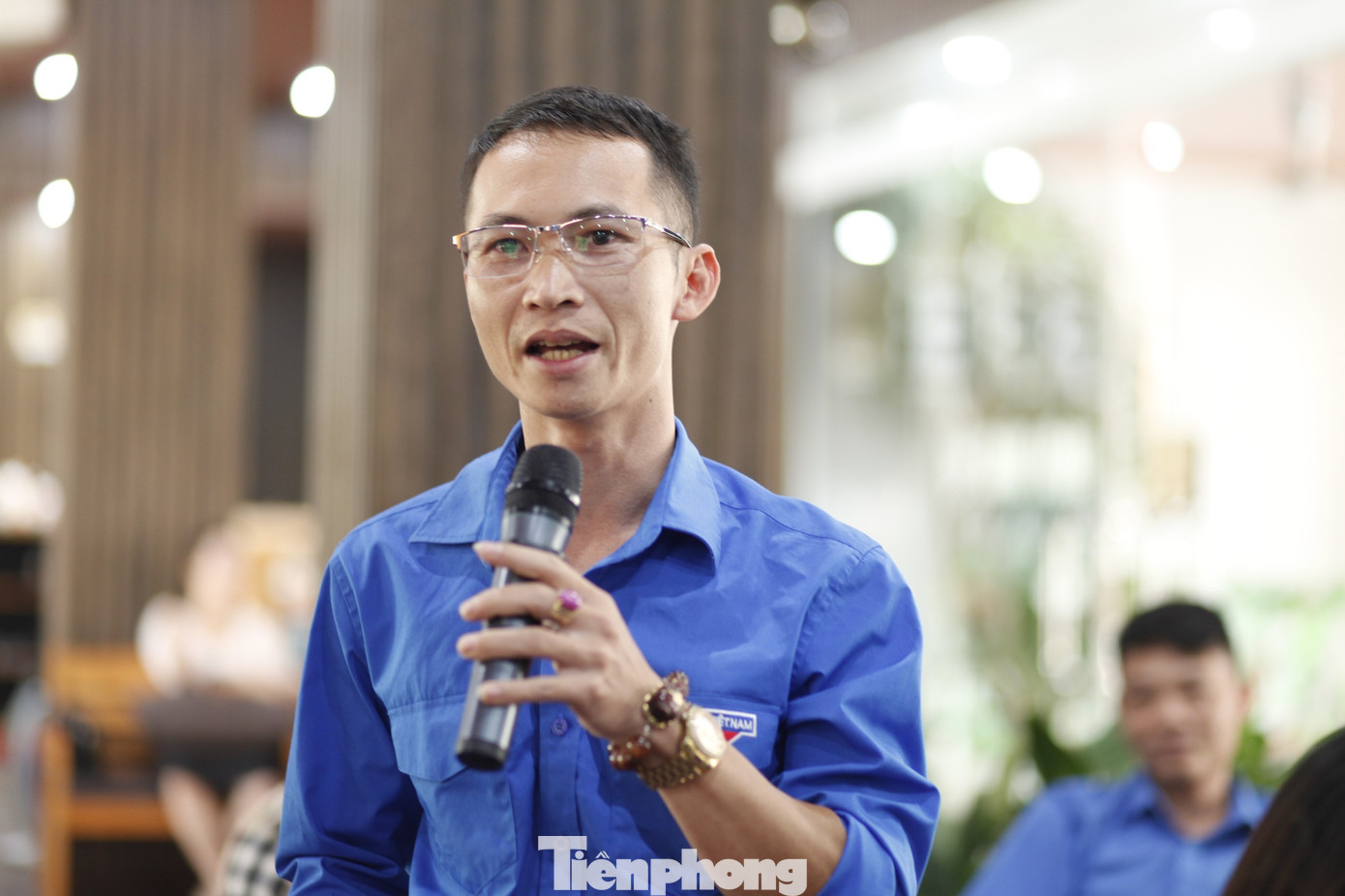 Anh Trịnh Văn Hoàn – một thanh niên ở huyện Lục Nam làm sản phẩm tinh dầu nêu câu hỏi tại chương trình. Ảnh: Nguyễn Thắng