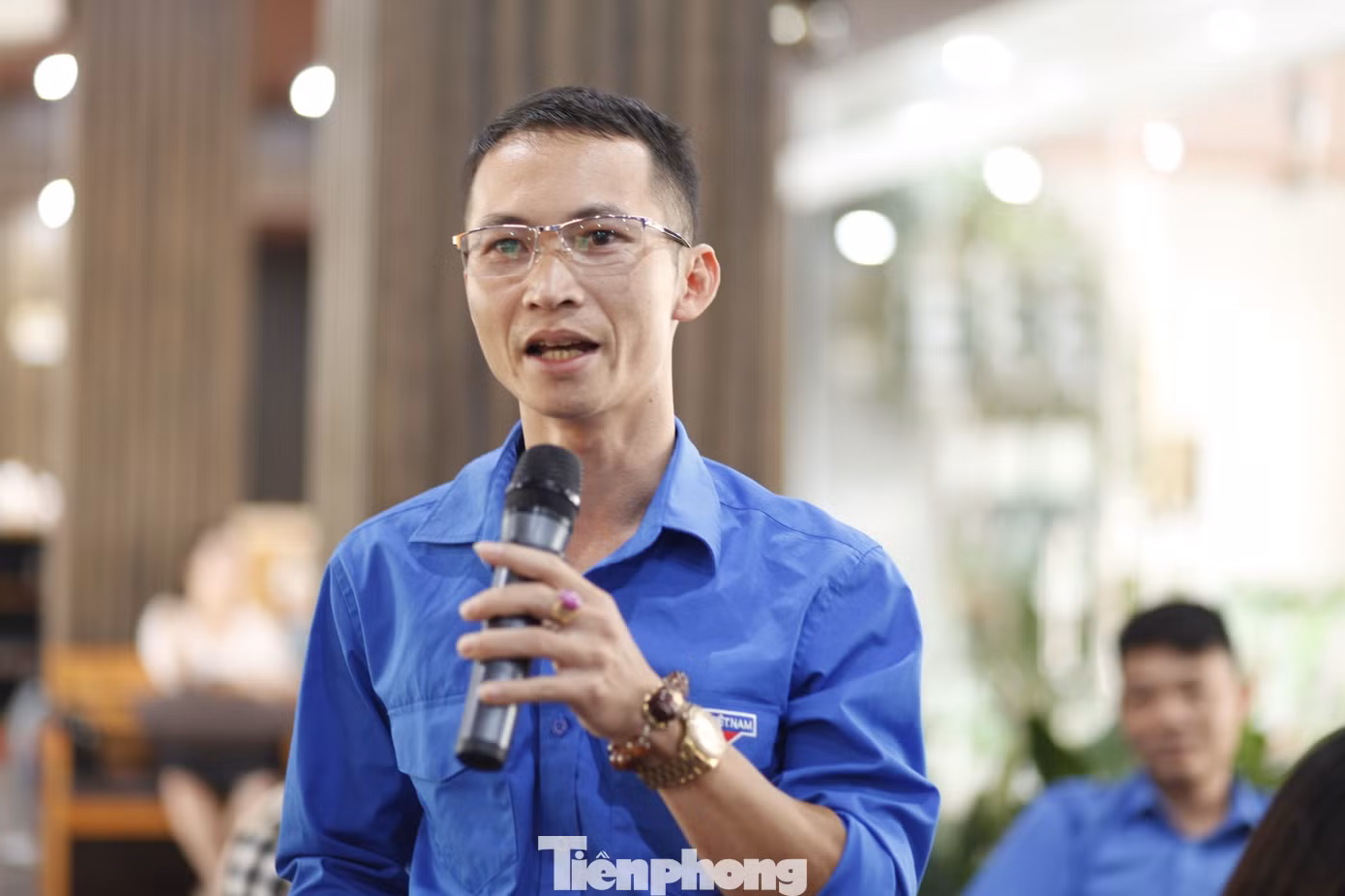Anh Trịnh Văn Hoàn – một thanh niên ở huyện Lục Nam làm sản phẩm tinh dầu nêu câu hỏi tại chương trình. Ảnh: Nguyễn Thắng Anh Trịnh Văn Hoàn – một thanh niên ở huyện Lục Nam làm sản phẩm tinh dầu nêu câu hỏi tại chương trình. Ảnh: Nguyễn Thắng