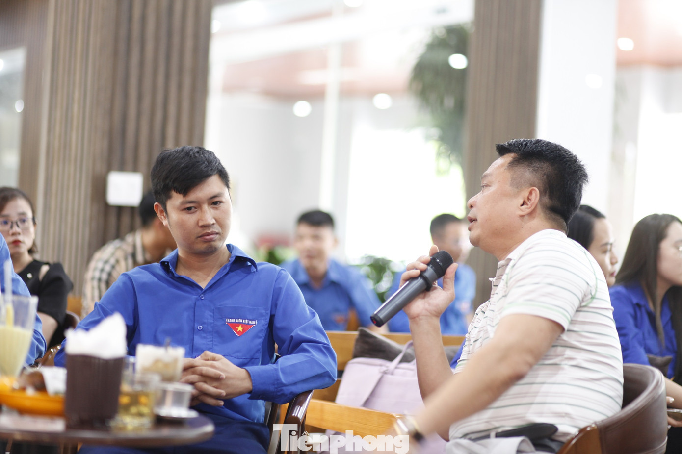 Chủ doanh nghiệp trao đổi cùng thanh niên đang khởi nghiệp. Ảnh Nguyễn Thắng