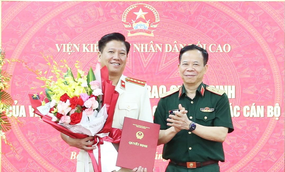 Phó Viện trưởng VKSND tối cao Tạ Quang Khải (áo xanh) trao quyết định bổ nhiệm Viện trưởng VKSND tỉnh Bắc Ninh (sau hợp nhất) cho ông Đoàn Anh Phương.