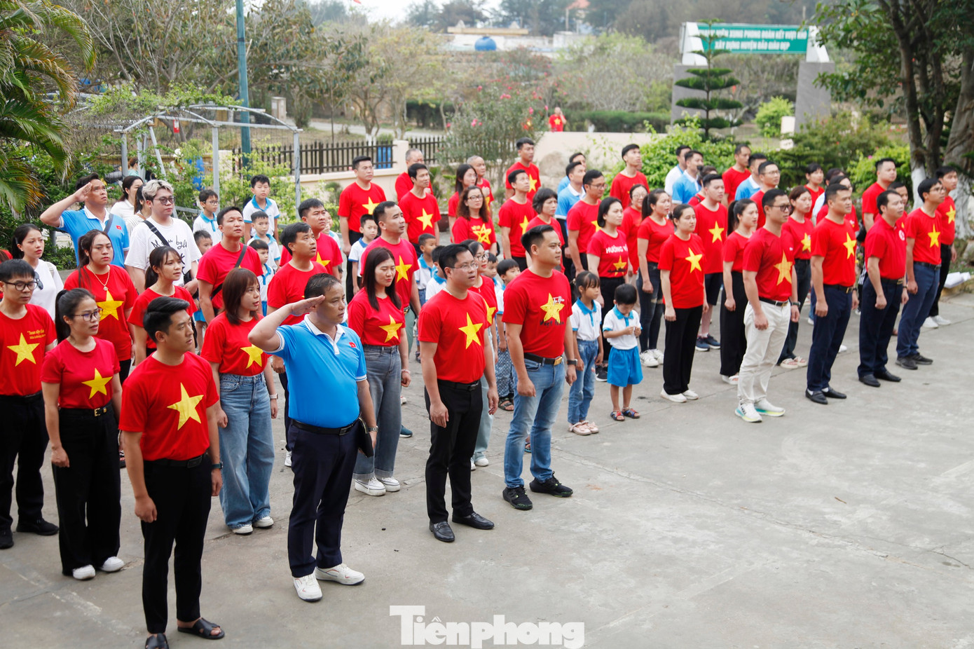 Đoàn của tuổi trẻ Bắc Giang chào cờ tại đảo Bạch Long Vĩ. Ảnh: Nguyễn Thắng