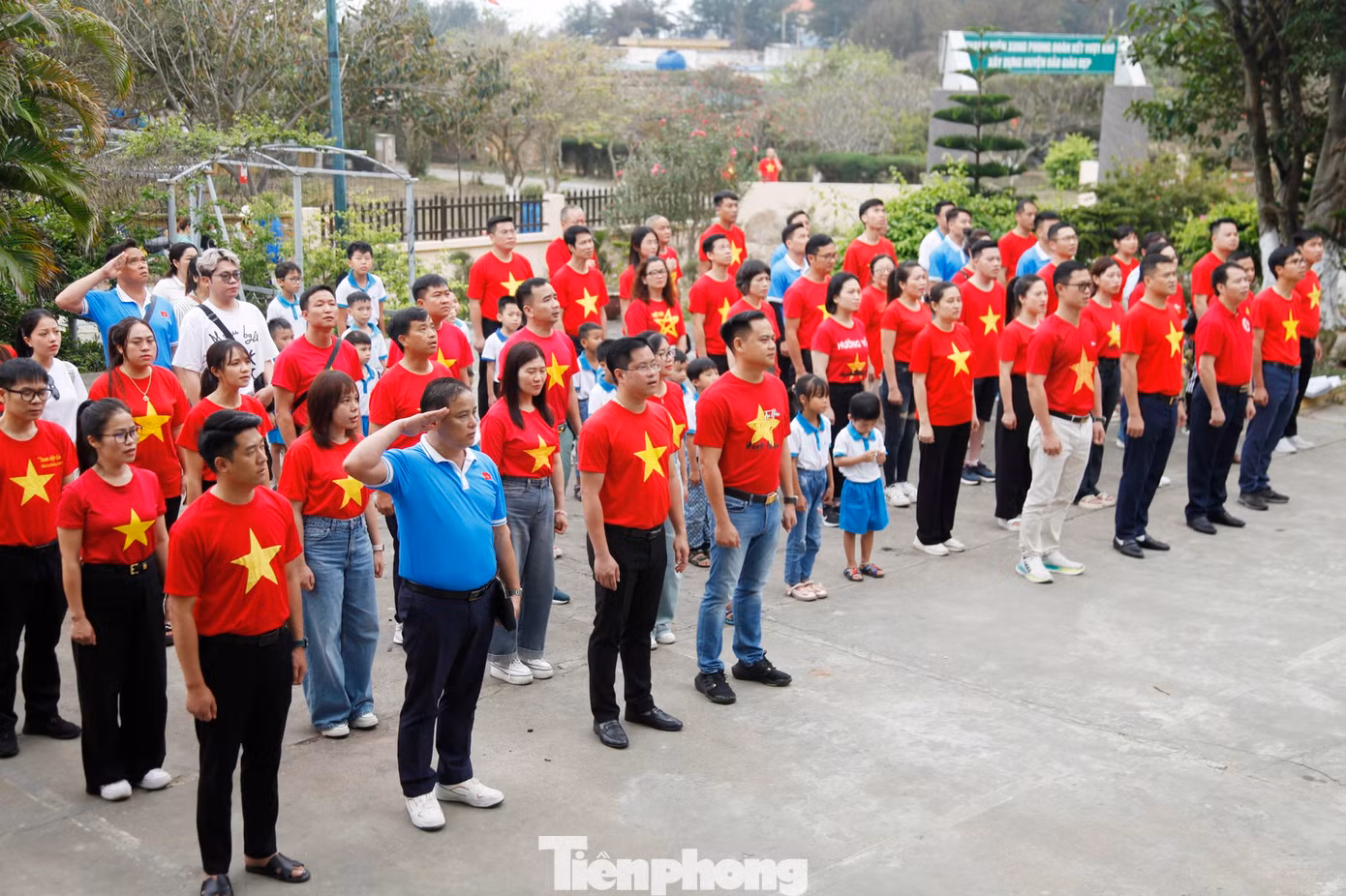Đoàn của tuổi trẻ Bắc Giang chào cờ tại đảo Bạch Long Vĩ. Ảnh: Nguyễn Thắng Đoàn của tuổi trẻ Bắc Giang chào cờ tại đảo Bạch Long Vĩ. Ảnh: Nguyễn Thắng
