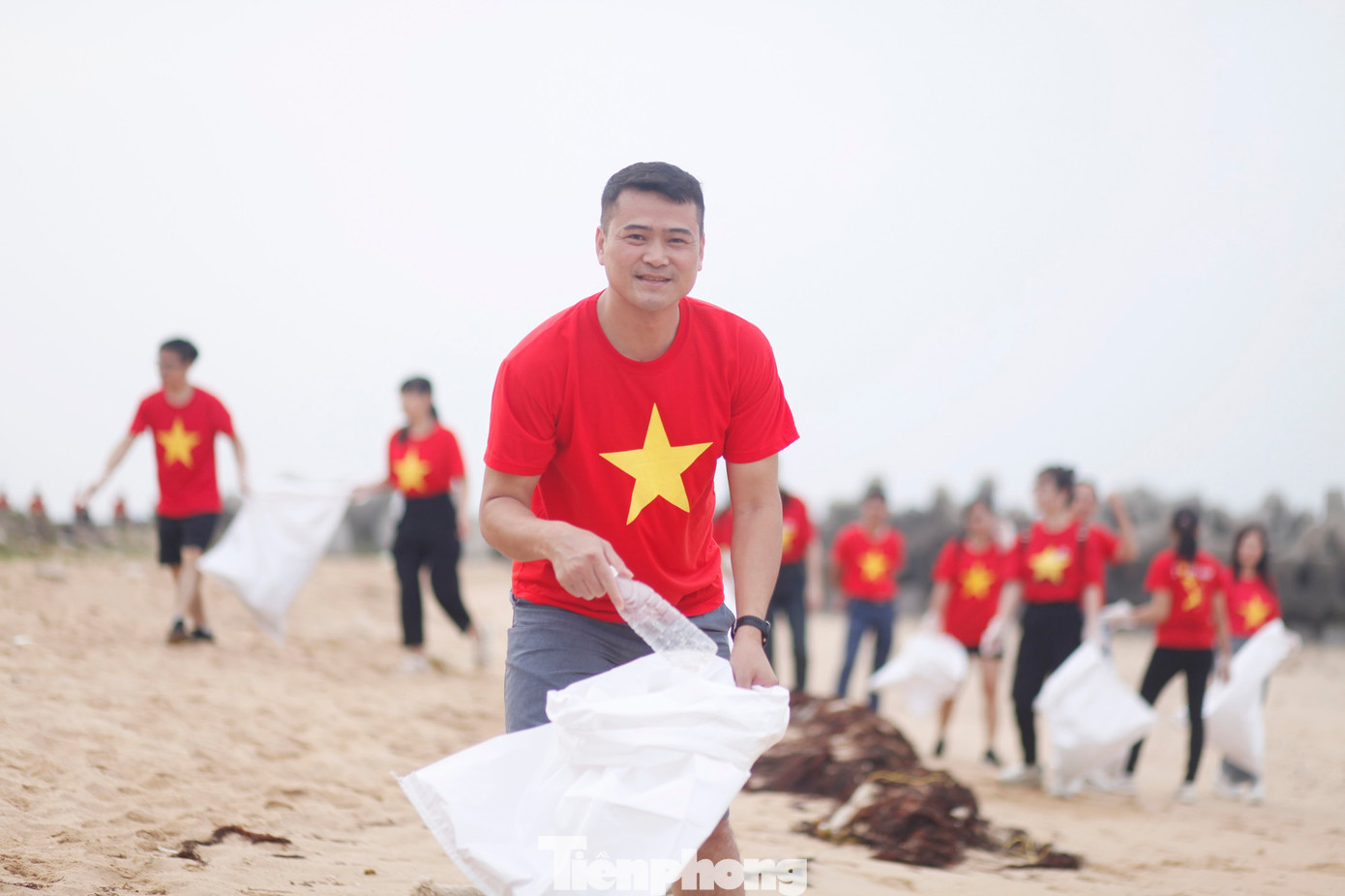 Anh Hoàng Văn Quân và các bạn trẻ nhặt rác tại đảo Bắc Long Vĩ. Ảnh: Nguyễn Thắng