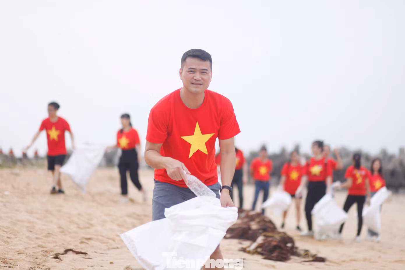 Anh Hoàng Văn Quân và các bạn trẻ nhặt rác tại đảo Bắc Long Vĩ. Ảnh: Nguyễn Thắng Anh Hoàng Văn Quân và các bạn trẻ nhặt rác tại đảo Bắc Long Vĩ. Ảnh: Nguyễn Thắng