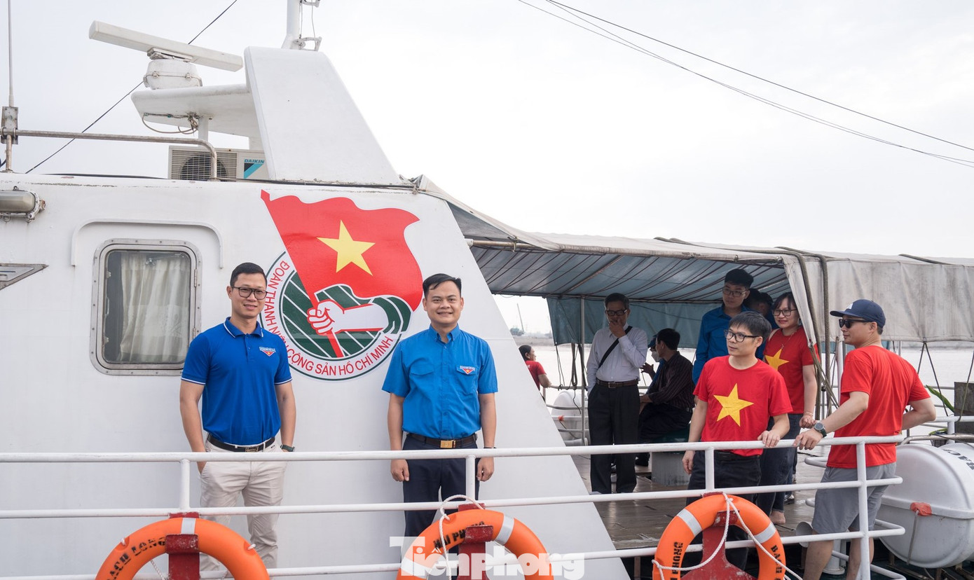 Anh Thân Trung Kiên - Bí thư Tỉnh Đoàn (trái) và anh Bùi Văn Hoàng - Phó Bí thư Tỉnh Đoàn (phải) cùng các bạn trẻ đi tàu ra đảo Bạch Long Vĩ. Ảnh: Nguyễn Thắng