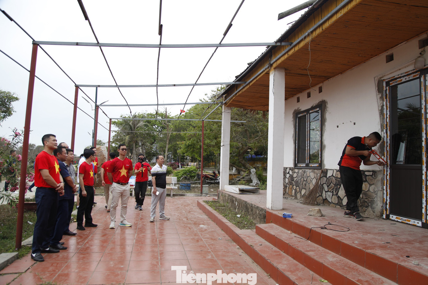 Tuổi trẻ Bắc Giang và các nhà tài trợ khảo sát sửa nhà thanh niên xung phong. Ảnh: Nguyễn Thắng