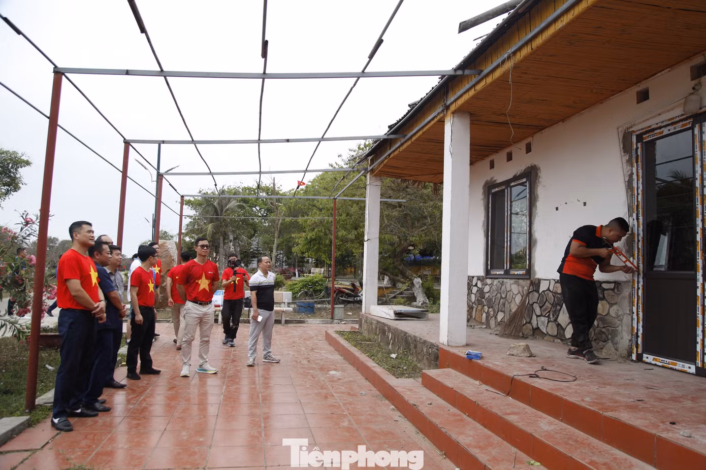 Tuổi trẻ Bắc Giang và các nhà tài trợ khảo sát sửa nhà thanh niên xung phong. Ảnh: Nguyễn Thắng Tuổi trẻ Bắc Giang và các nhà tài trợ khảo sát sửa nhà thanh niên xung phong. Ảnh: Nguyễn Thắng