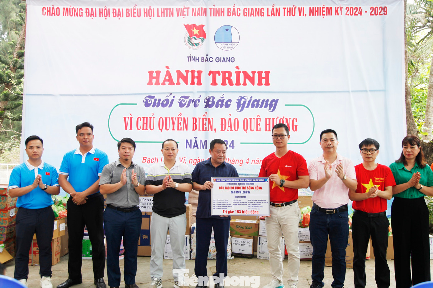 Tuổi trẻ tỉnh Bắc Giang và các nhà tài trợ tặng quà người dân đảo Bạch Long Vĩ. Ảnh: Nguyễn Thắng