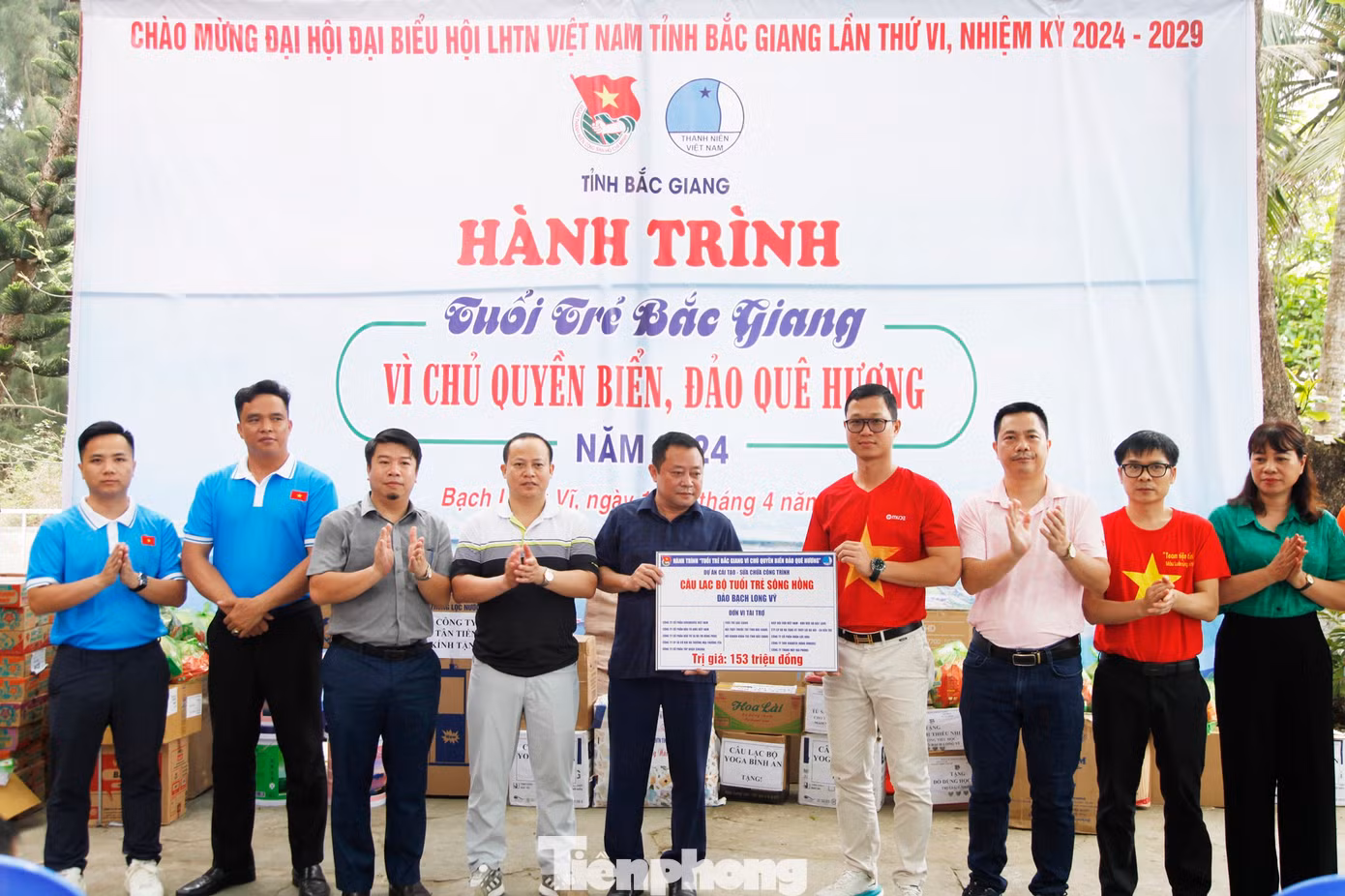 Tuổi trẻ tỉnh Bắc Giang và các nhà tài trợ tặng quà người dân đảo Bạch Long Vĩ. Ảnh: Nguyễn Thắng Tuổi trẻ tỉnh Bắc Giang và các nhà tài trợ tặng quà người dân đảo Bạch Long Vĩ. Ảnh: Nguyễn Thắng