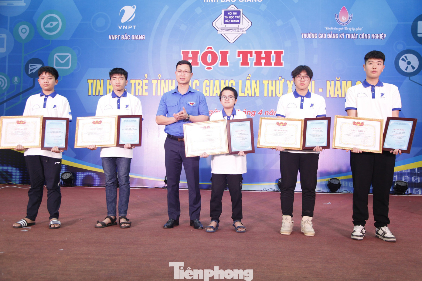 Bí thư Tỉnh Đoàn, Chủ tịch Hội LHTN tỉnh Bắc Giang Thân Trung Kiên trao giải cho các thí sinh. Ảnh: Nguyễn Thắng