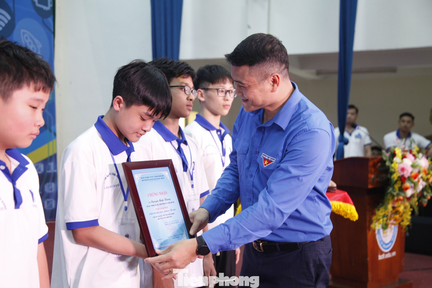 Phó Chủ tịch Thường trực Hội LHTN tỉnh Bắc Giang Hoàng Văn Quân trao giải cho các thí sinh. Ảnh: Nguyễn Thắng