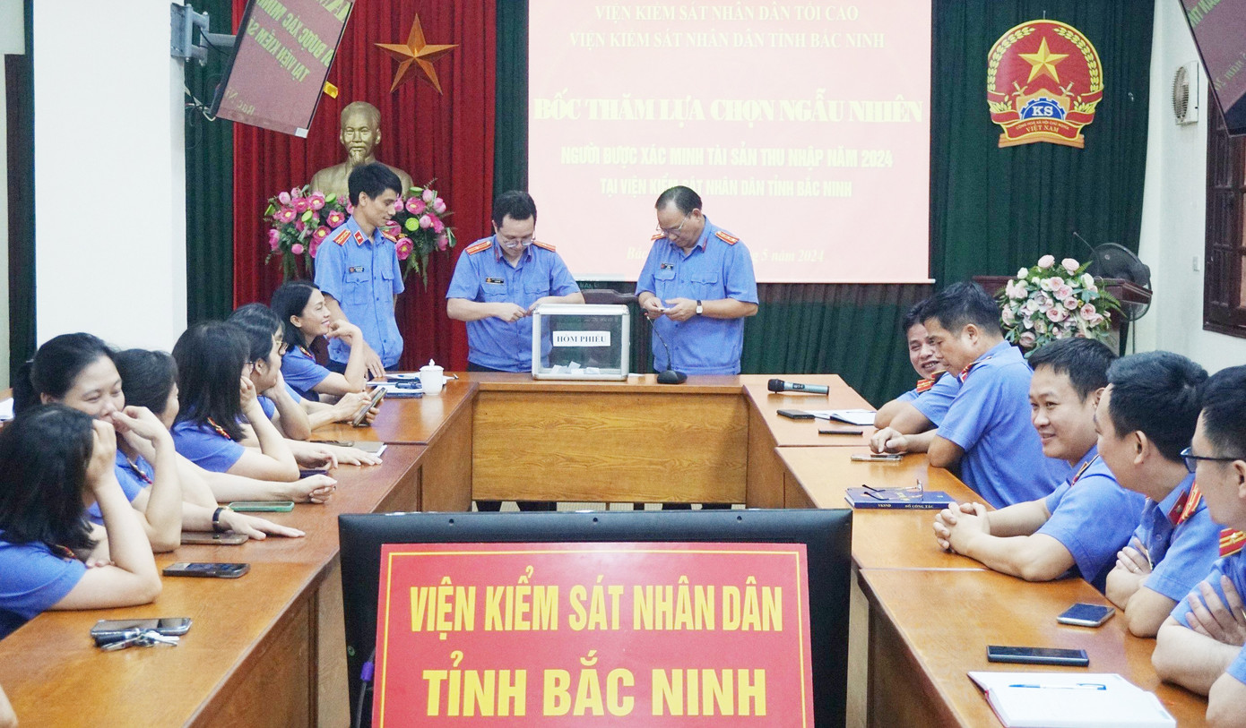 Bốc thăm lựa chọn người được xác minh tài sản, thu nhập ở VKSND hai cấp tỉnh Bắc Ninh.