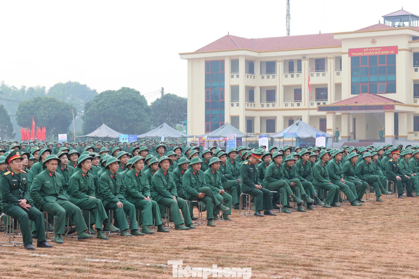 Các chiến sĩ quân đội tham dự ngày hội. Các chiến sĩ quân đội tham dự ngày hội.