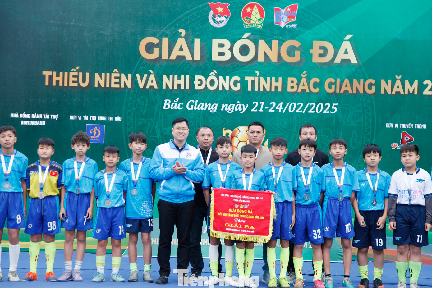 Phó Bí thư Tỉnh Đoàn Bắc Giang Giáp Xuân Cảnh trao giải cho đội bóng. Ảnh: Nguyễn Thắng Phó Bí thư Tỉnh Đoàn Bắc Giang Giáp Xuân Cảnh trao giải cho đội bóng. Ảnh: Nguyễn Thắng