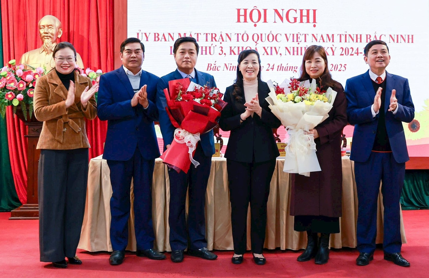 Ông Nguyễn Nhân Chinh (thứ 3 bên trái) nhận hoa chúc mừng của lãnh đạo Mặt trận Tổ quốc tỉnh Bắc Ninh.