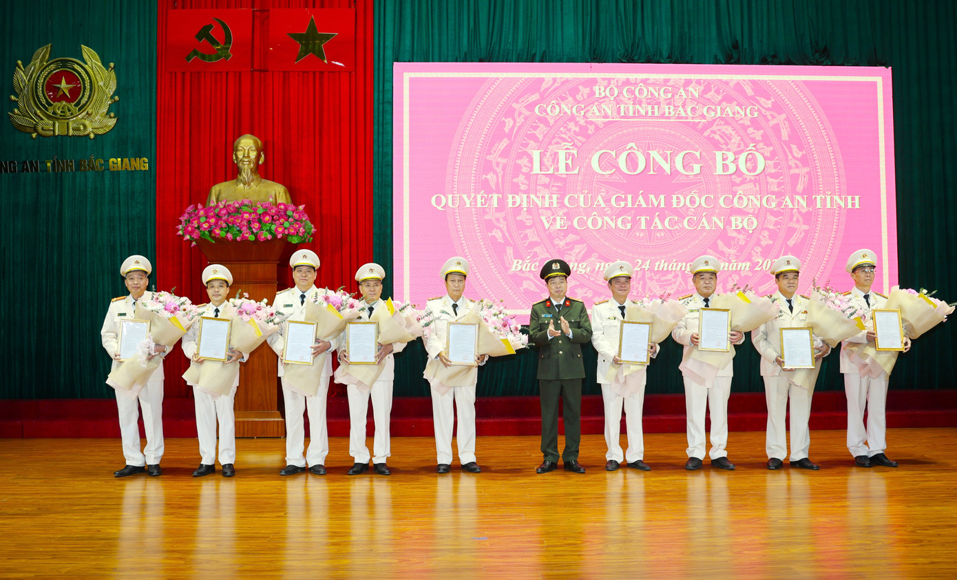 Đại tá Nguyễn Quang Vinh - Giám đốc Công an tỉnh Bắc Giang đã trao quyết định nghỉ hưu.