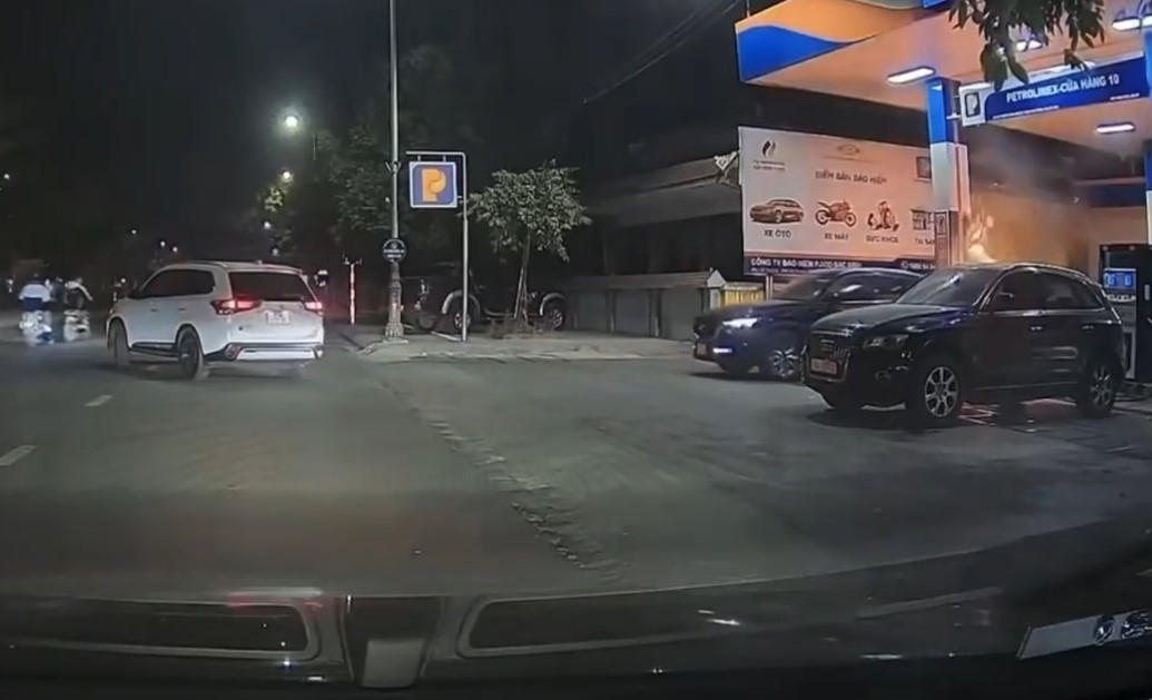 Ảnh cắt từ clip quay lại sự việc. Ảnh cắt từ clip quay lại sự việc.