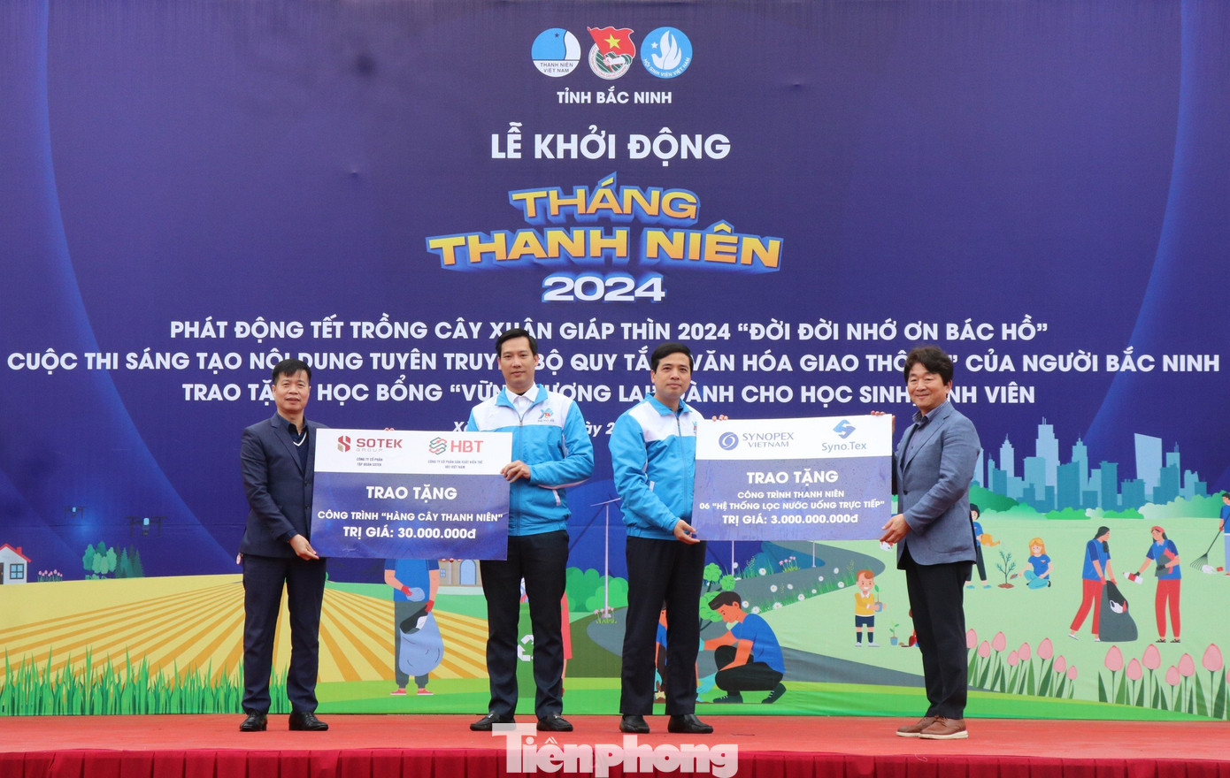 Lãnh đạo Tỉnh Đoàn Bắc Ninh trao tặng công trình thanh niên.