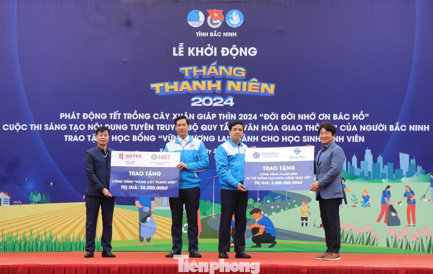 Lãnh đạo Tỉnh Đoàn Bắc Ninh trao tặng công trình thanh niên.