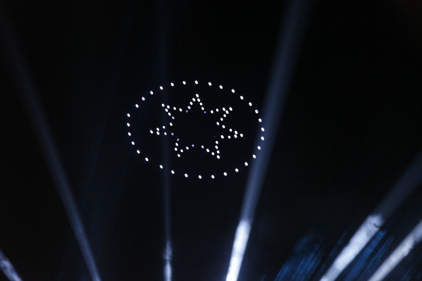 Trình diễn drone chào mừng tỉnh Bắc Ninh mới. Ảnh: Nguyễn Thắng