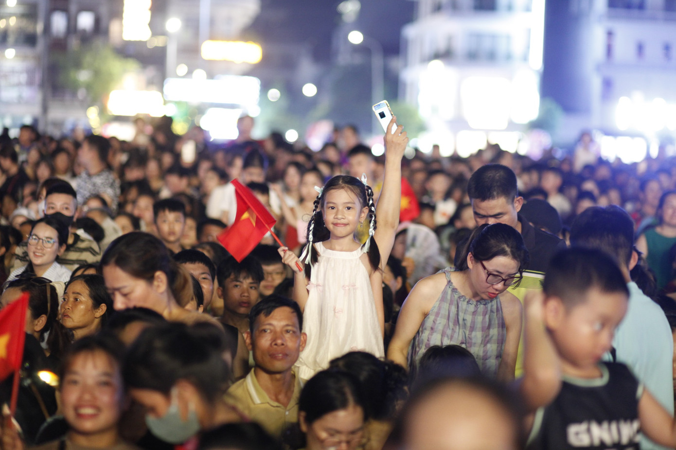 Hàng nghìn dân tỉnh Bắc Ninh đến xem chương trình nghệ thuật đặc sắc. Ảnh: Nguyễn Thắng