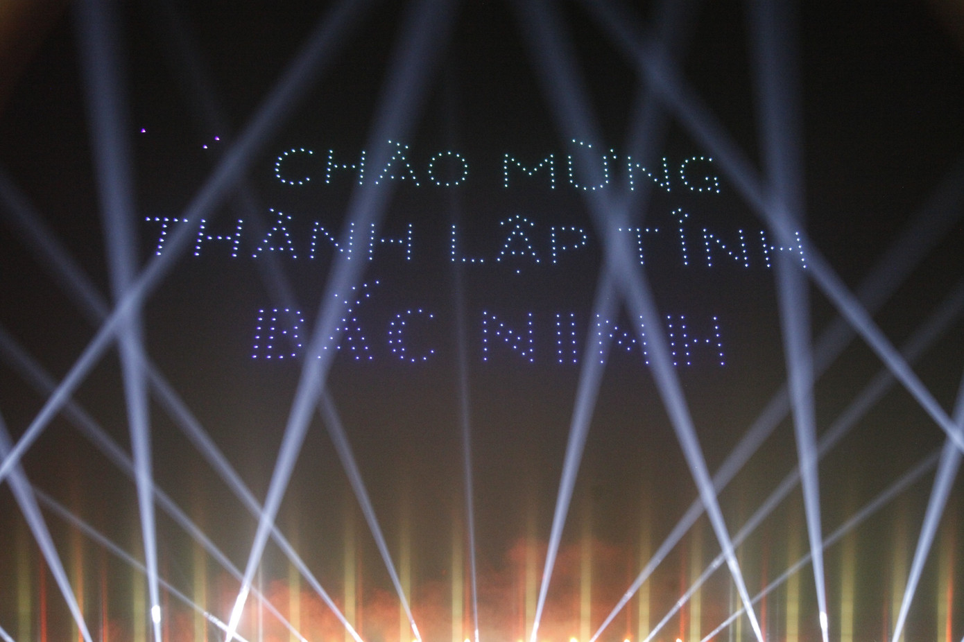 Trình diễn drone chào mừng tỉnh Bắc Ninh mới. Ảnh: Nguyễn Thắng