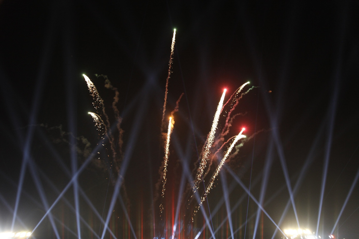Bắn pháo hoa tại chương trình. Ảnh: Nguyễn Thắng