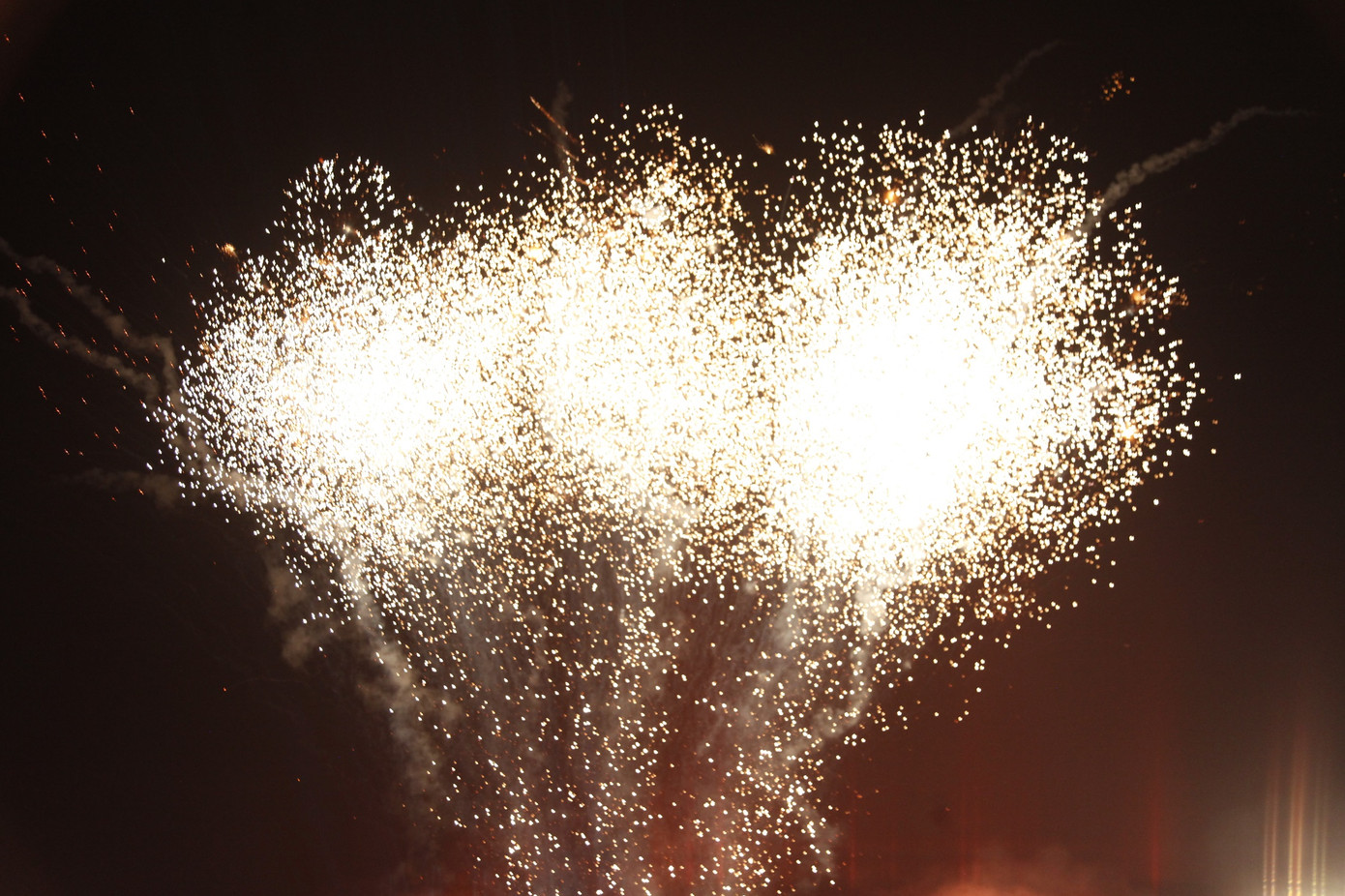 Bắn pháo hoa tại chương trình. Ảnh: Nguyễn Thắng