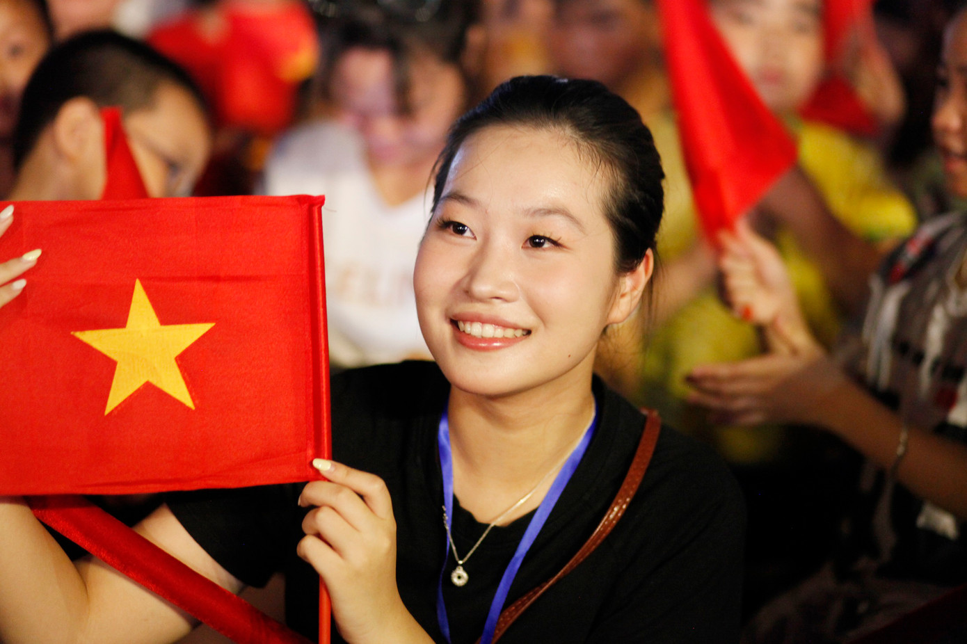 Người dân hào hứng đón xem chương trình nghệ thuật đặc biệt chào mừng tỉnh Bắc Ninh mới. Ảnh: Nguyễn Thắng