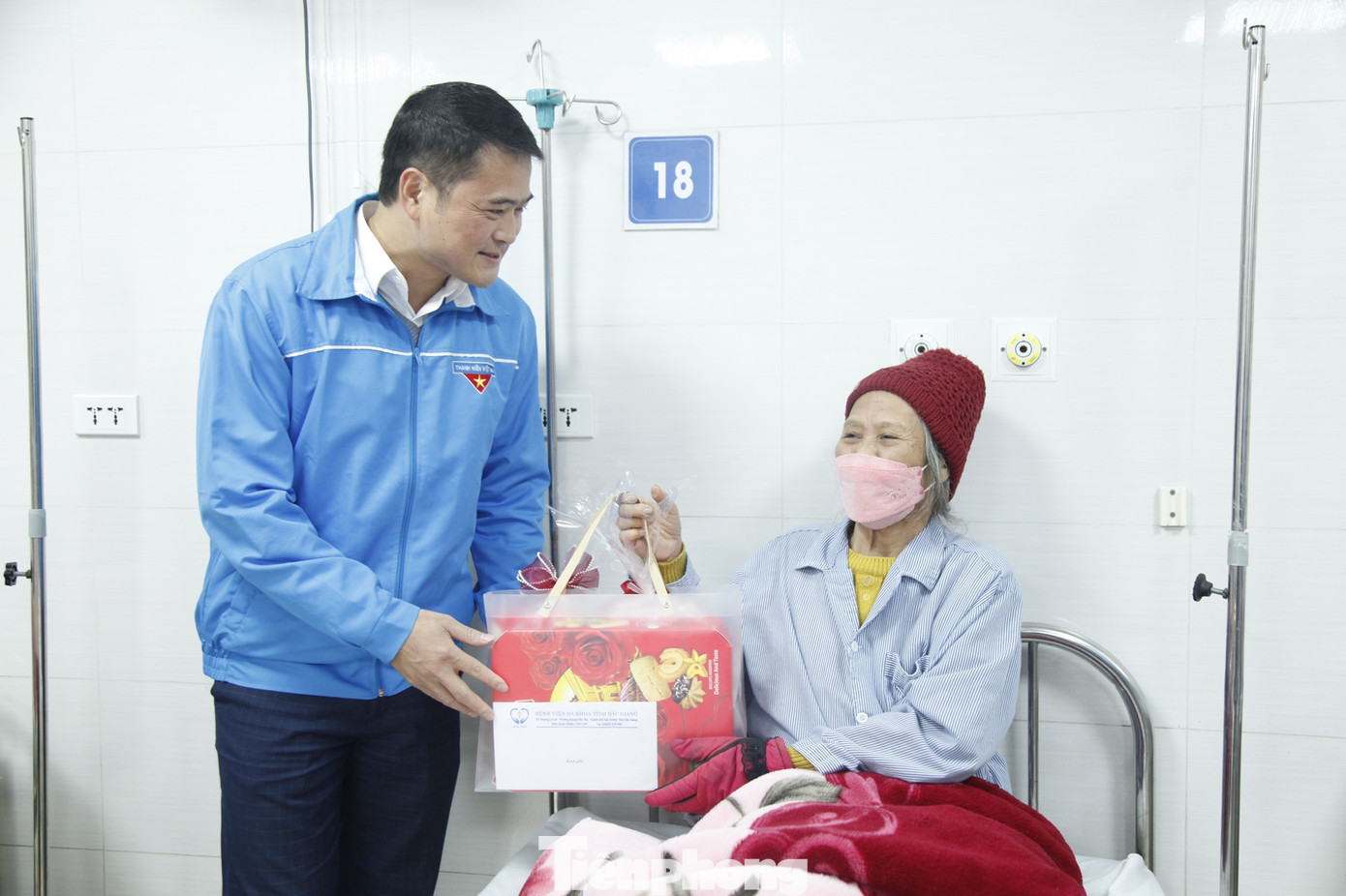 Anh Hoàng Văn Quân - Phó Chủ tịch thường trực Hội LHTN tỉnh Bắc Giang tặng quà Tết bệnh nhân. Ảnh: Nguyễn Thắng Anh Hoàng Văn Quân - Phó Chủ tịch thường trực Hội LHTN tỉnh Bắc Giang tặng quà Tết bệnh nhân. Ảnh: Nguyễn Thắng