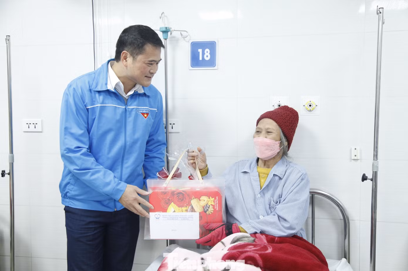 Anh Hoàng Văn Quân - Phó Chủ tịch thường trực Hội LHTN tỉnh Bắc Giang tặng quà Tết bệnh nhân. Ảnh: Nguyễn Thắng Anh Hoàng Văn Quân - Phó Chủ tịch thường trực Hội LHTN tỉnh Bắc Giang tặng quà Tết bệnh nhân. Ảnh: Nguyễn Thắng