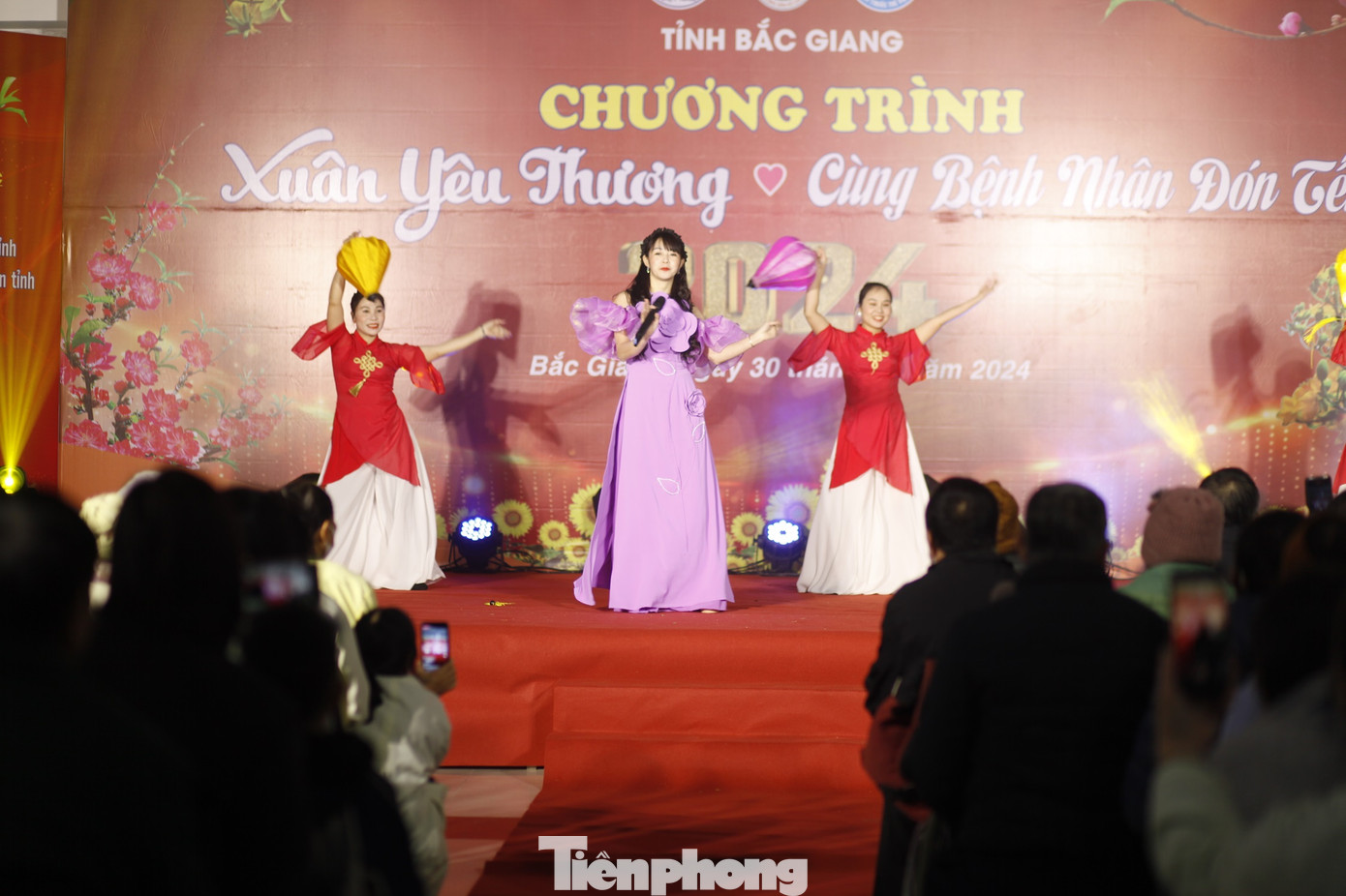 Các tiết mục văn nghệ về chủ đề Tết tại chương trình mang lại không khí vui tươi, ấm áp đến các bệnh nhân. Ảnh: Nguyễn Thắng Các tiết mục văn nghệ về chủ đề Tết tại chương trình mang lại không khí vui tươi, ấm áp đến các bệnh nhân. Ảnh: Nguyễn Thắng